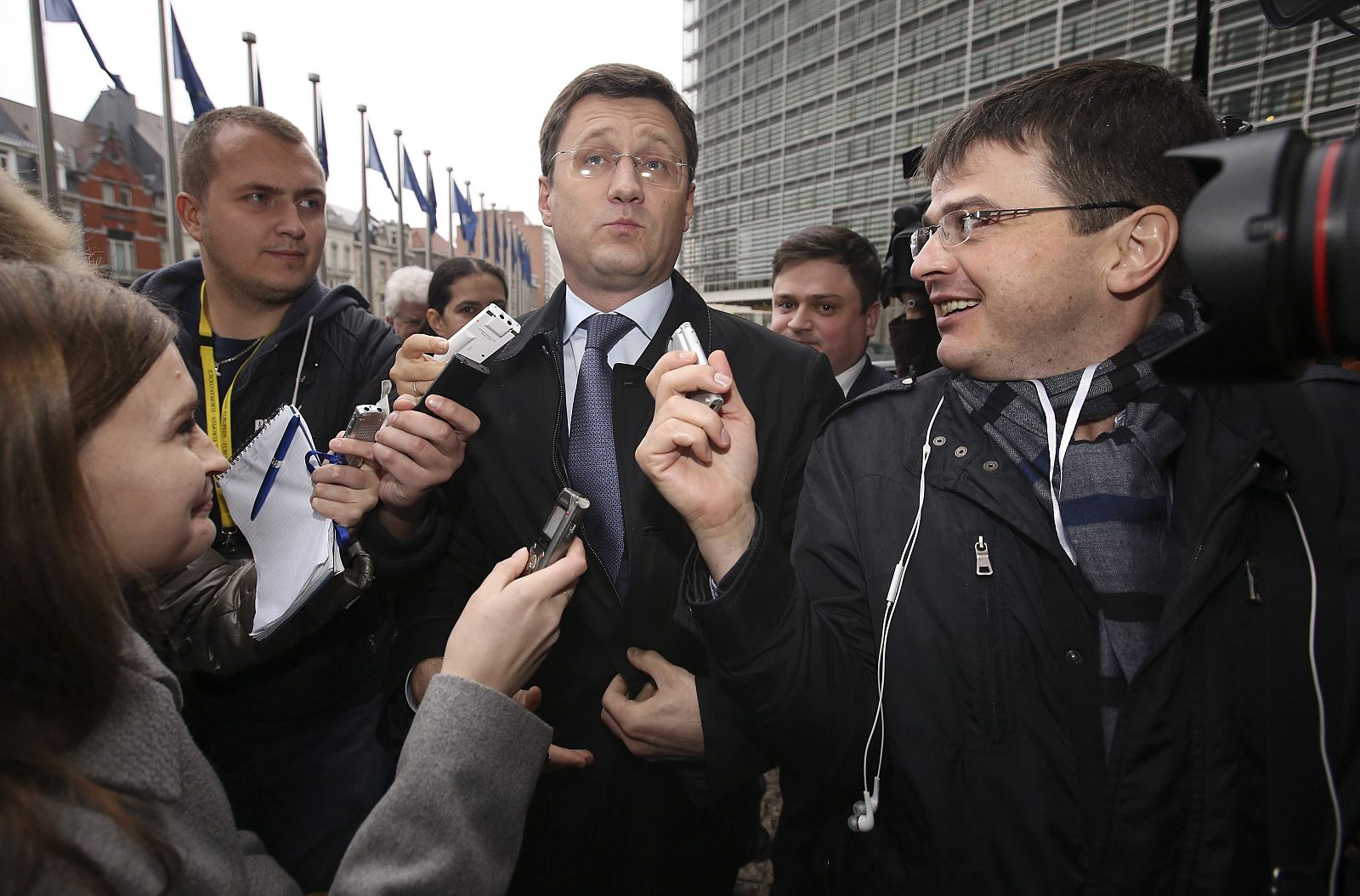 El ministro ruso de Energía, Aleksandr Novak, llega a la reunión trilateral con el ministro ucraniano de Energía y con miembros de la Comisión Europea en la sede de la CE en Bruselas
