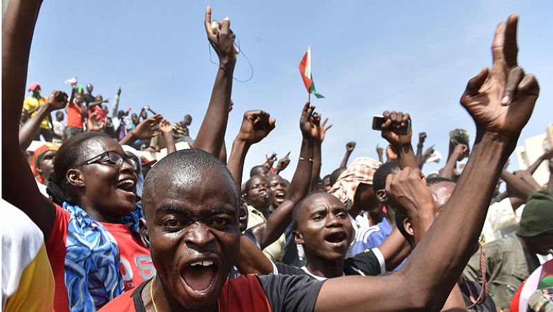 El jefe del Ejército asume el poder en Burkina Faso y fuerza a dimitir al presidente Compaoré