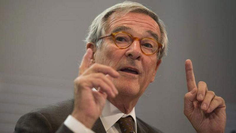 Xavier Trias muestra un documento para justificar que no tiene cuentas en Suiza