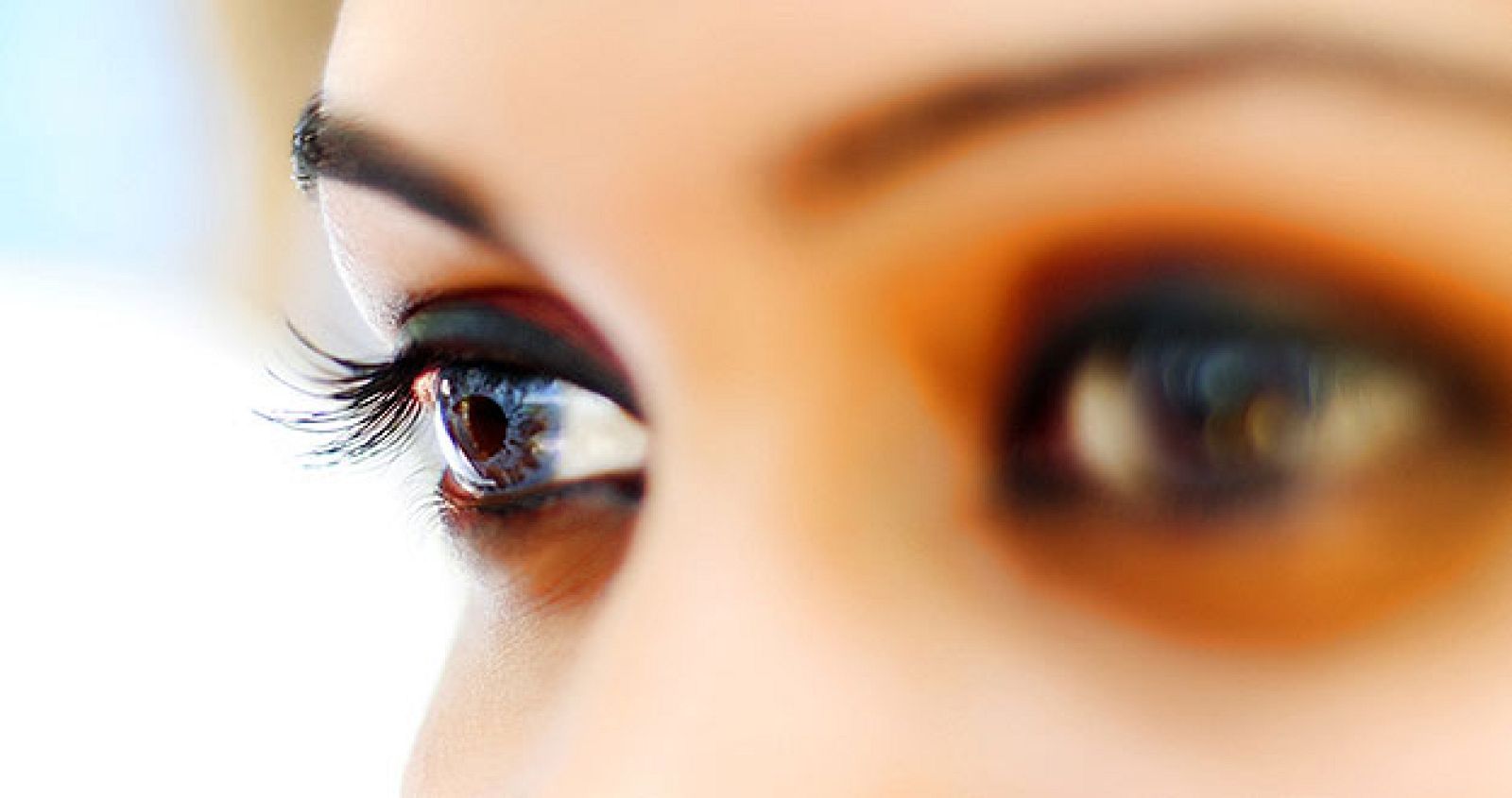 A veces cuando miramos vemos manchas en  el interior del ojo