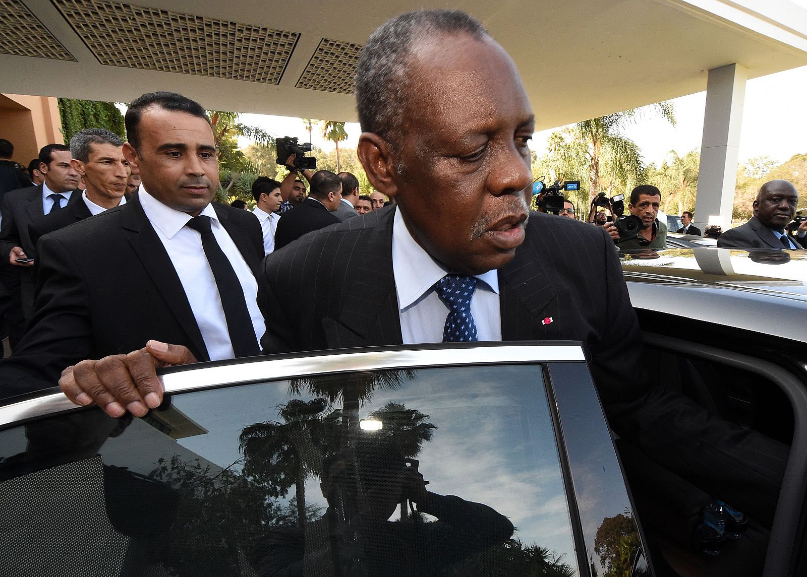 Issa Hayatou (I), presidente de la Confederación Africana de Fútbol (CAF).