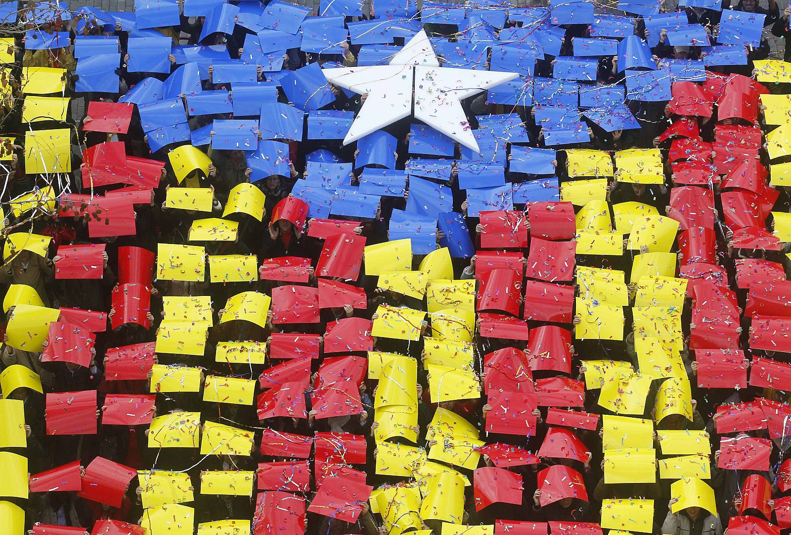 Una estelada gigante formada por ciudadanos en Sant Feliu del Llobregat.