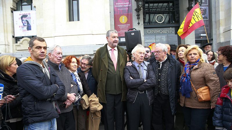 Cientos de personas se concentran en toda España contra la "farsa" del 9N