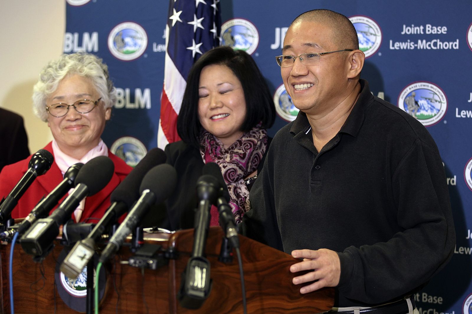U.S. citizen Kenneth Bae, accompanied by his sister Terri and his mother Myunghee, speaks to the media in a news conference after he and fellow American prisoner Miller landed aboard a U.S. Air Force jet at Joint Base Lewis-McChord, Washington