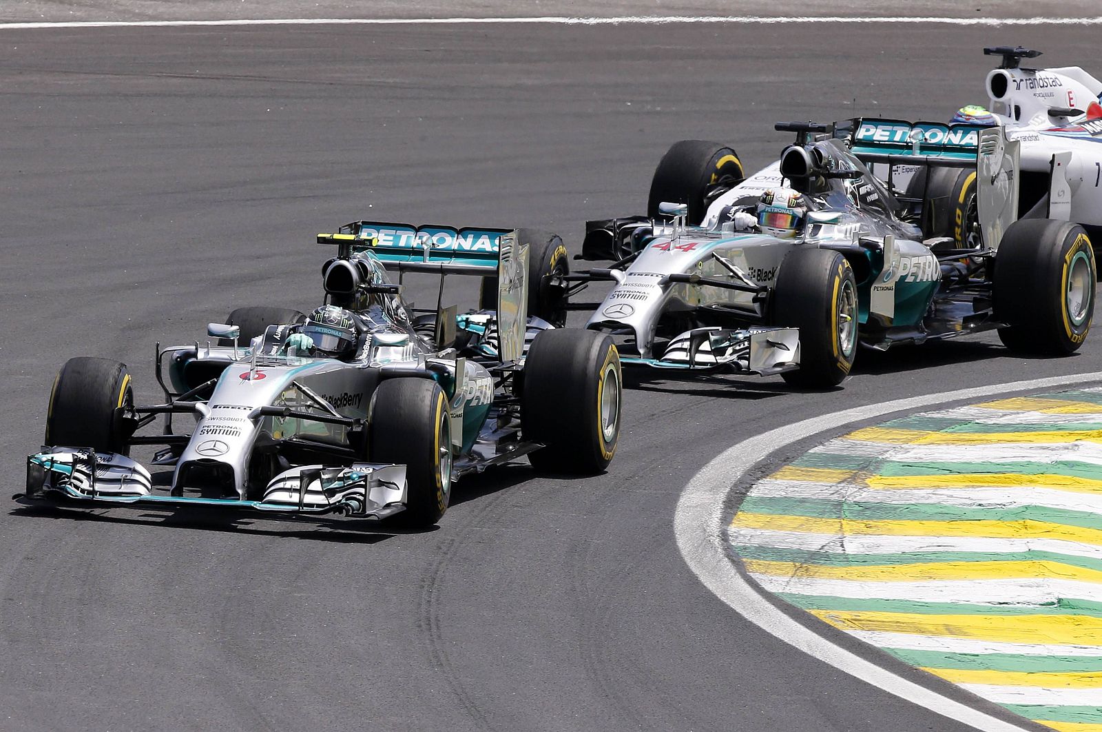 Nico Rosberg, por delante de su compañero en Mercedes, Lewis Hamilton