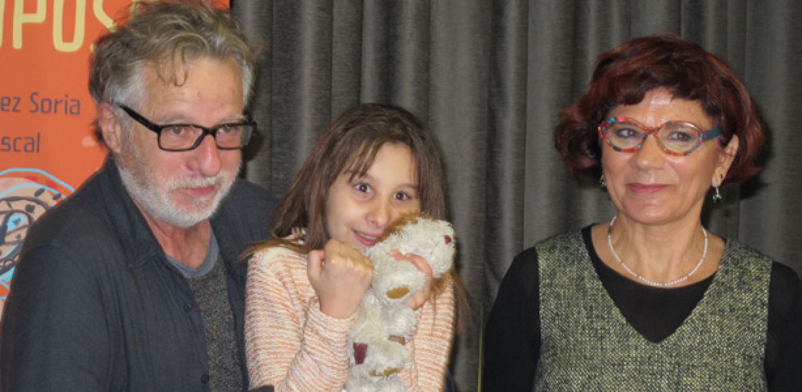 Nadia flanqueada por los autores del cuento que narra su historia, el ilustrador Javier Mariscal y la escritora Marisa López Soria