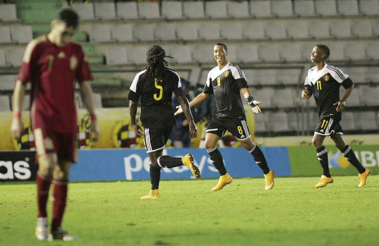 Los jugadores de la selección belga sub-21 celebran uno de sus goles frente a la selección española.
