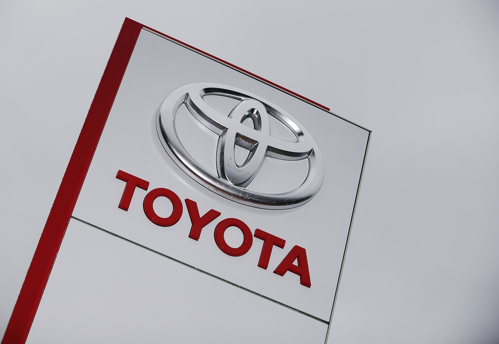 Logo de Toyota en un concesionario de Ruemlang, en las afueras de Zúrich