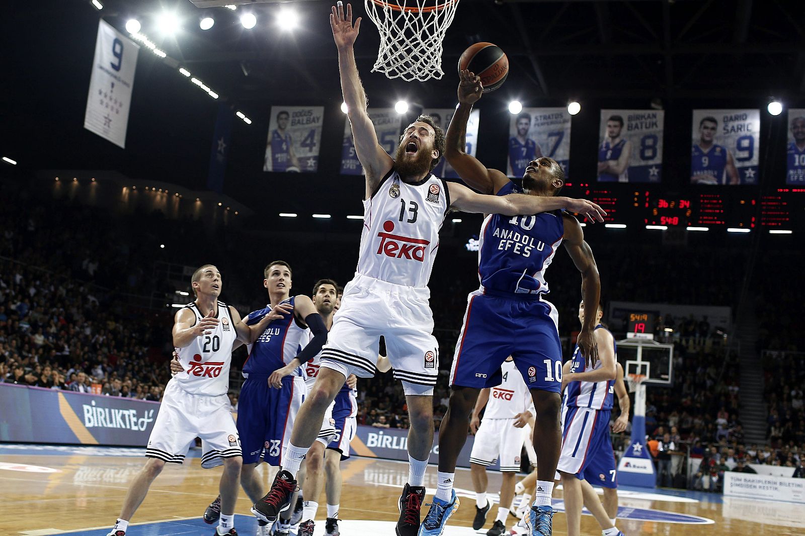 Sergio Rodríguez lucha por el balón con Dontaye Draper.