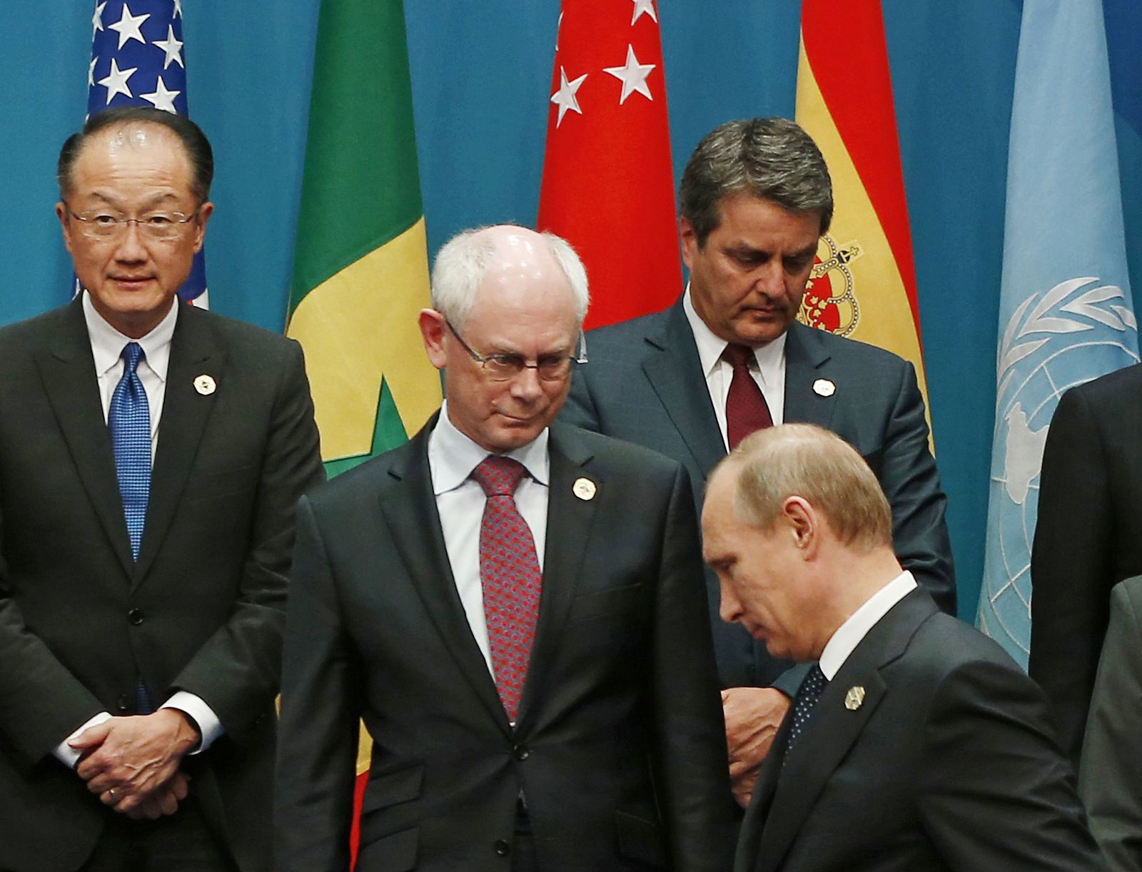 El presidente del Consejo Europeo, Herman Van Rompuy observa al líder ruso, Vladimir Putin