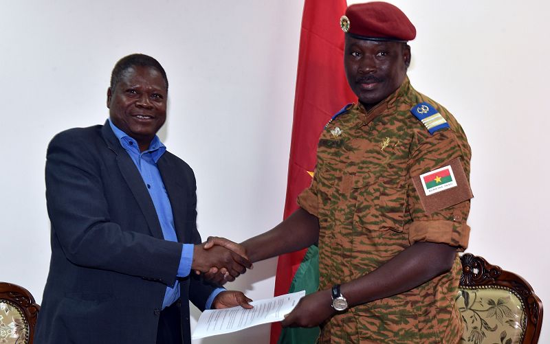 El Ejército de Burkina Faso firma la Carta de la Transición que pone las bases del nuevo Gobierno