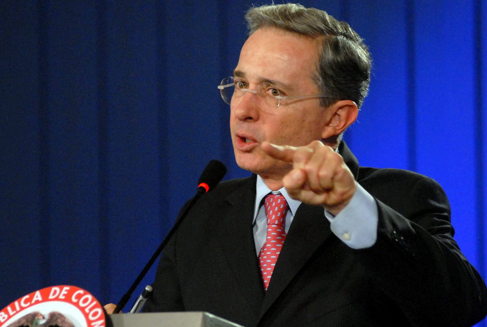 Uribe preguntará en referéndum si se repiten las elecciones de 2006