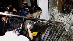 Un grupo de manifestantes asalta el edifico del Consejo Legislativo de Hong Kong