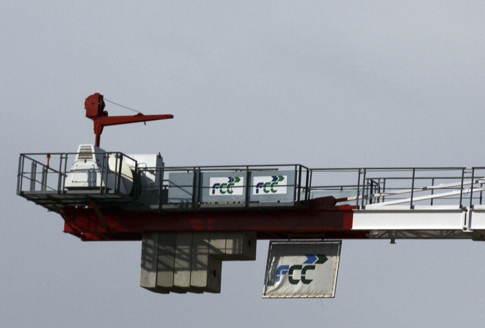 Logo de FCC en una grúa en una obra en Madrid