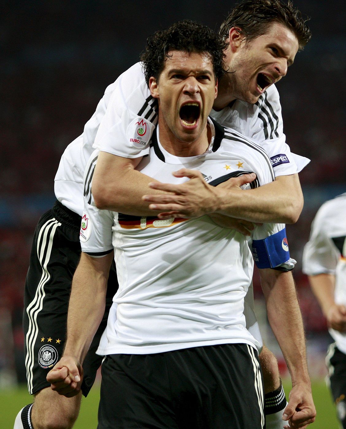 Ballack celebra el gol ante Austria que dio el pase a Alemania a cuartos