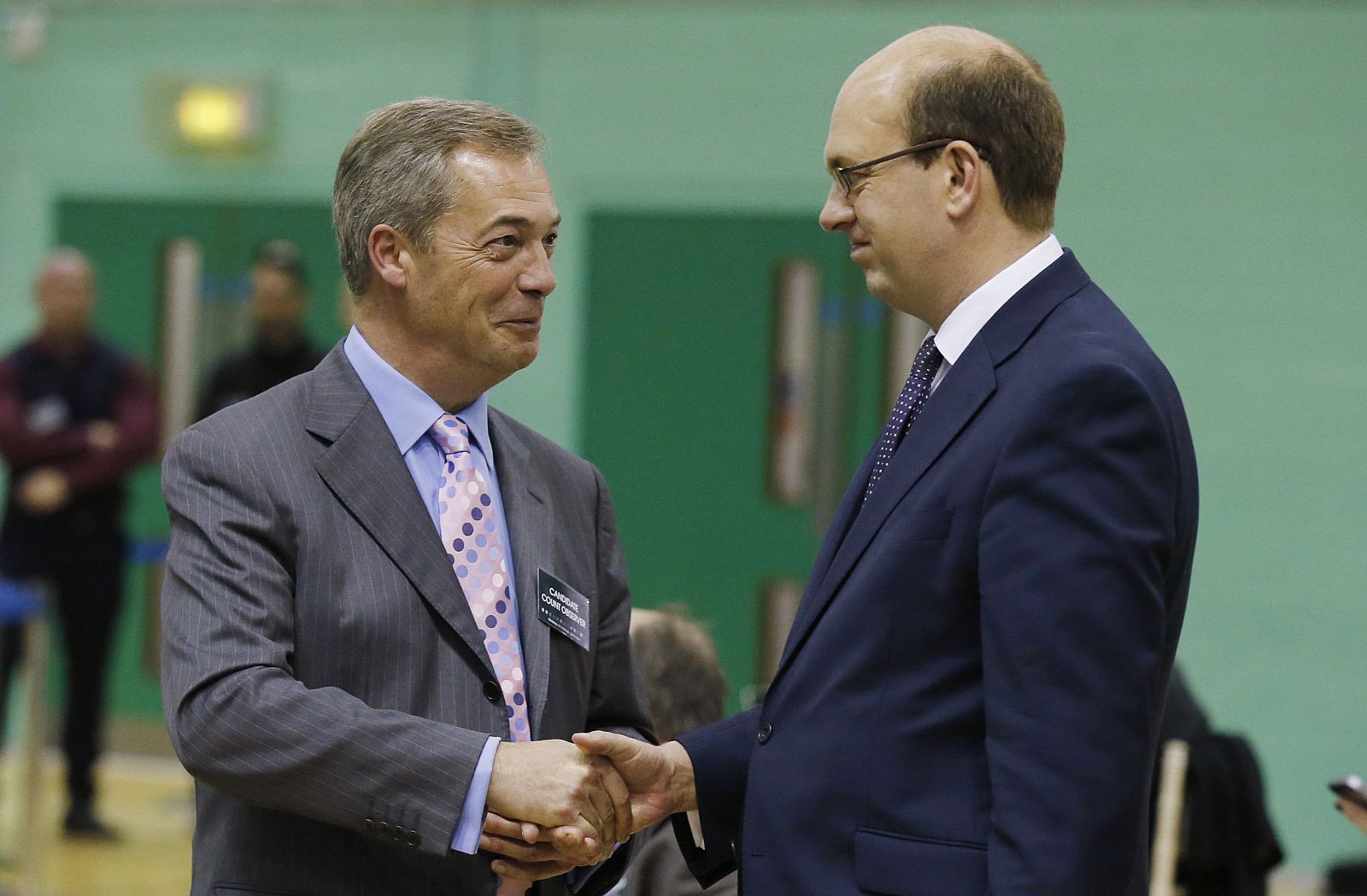 Nigel Farage, líder del UKIP, saluda al nuevo diputado de su formación, Mark Reckless, en Gillingham, Inglaterra