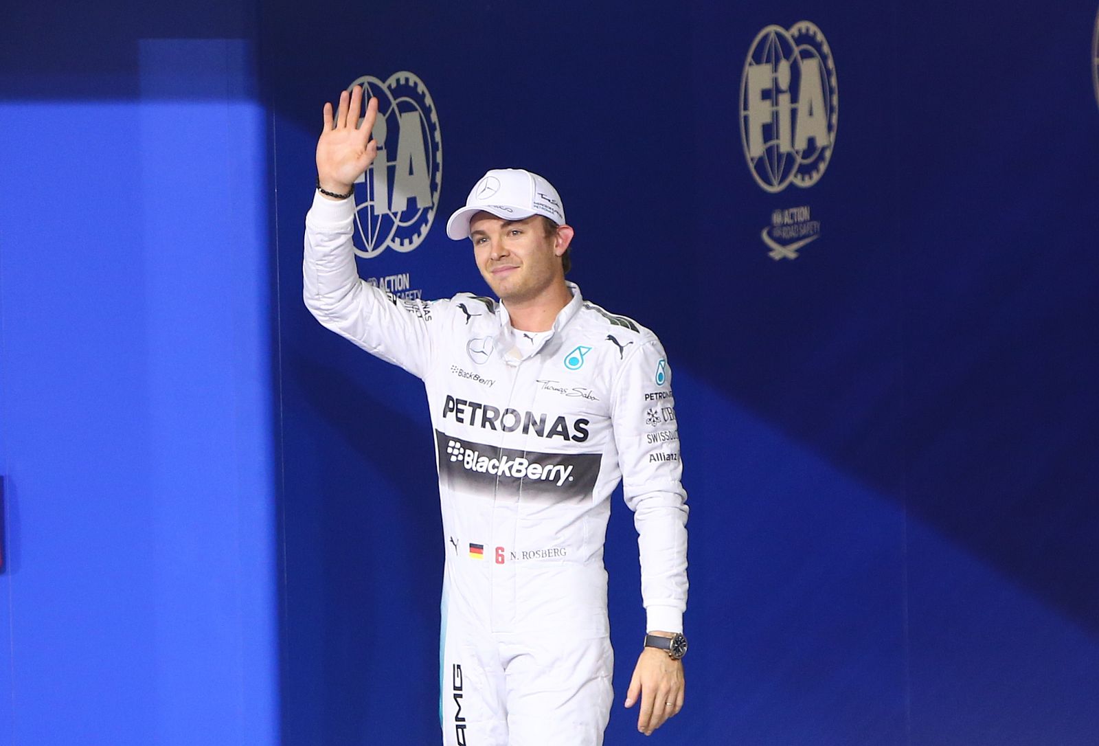 El piloto alemán Nico Rosberg celebra su 'pole' en Abu Dabi.