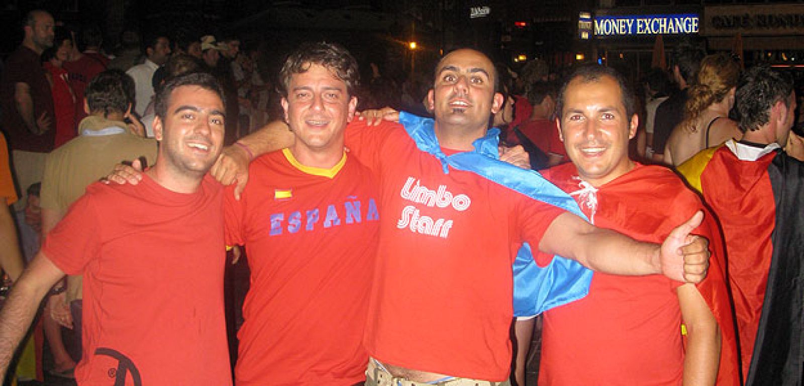 Gorka y sus amigos celebrando la victoria de España junto a la catedral de Viena