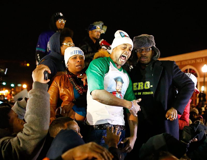 Libre sin cargos el policía que mató a tiros al joven Michael Brown en Ferguson 