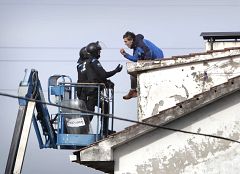 Un bombero sancionado por negarse a desahuciar se encadena en otro desalojo en A Coruña