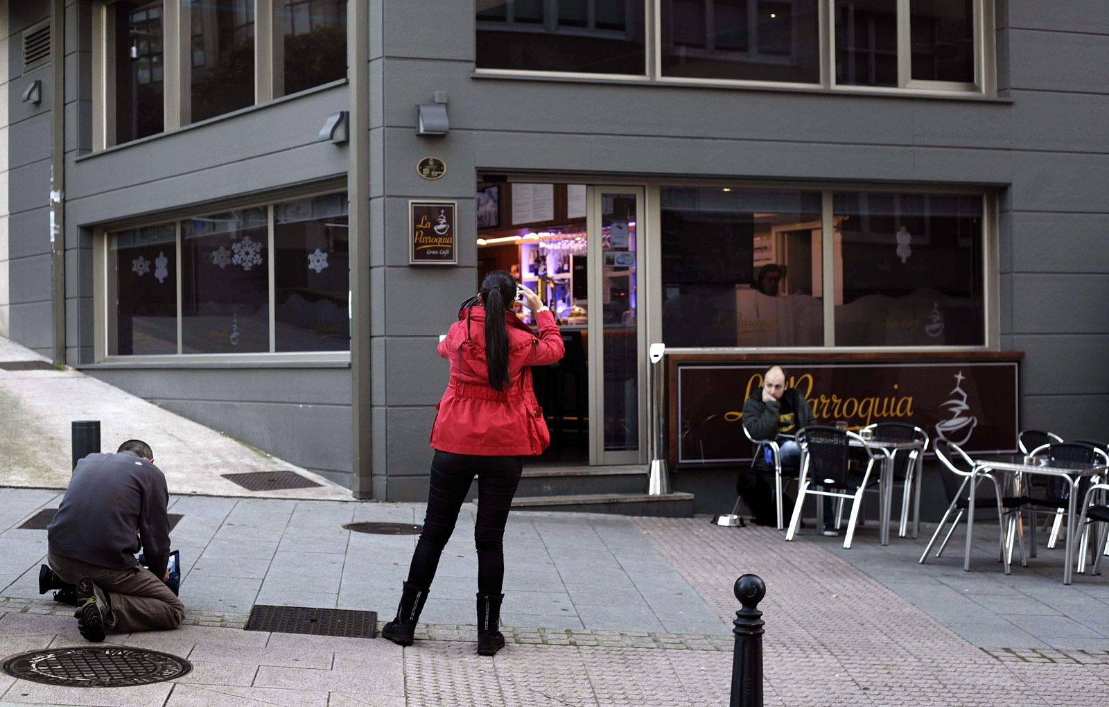 SEIS ENCAPUCHADOS AGREDEN A DOS PERSONAS EN LA PEÑA DEL ATLÉTICO EN CORUÑA