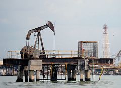 El precio del petróleo cae a mínimos de cinco años, por debajo de los 70 dólares el barril