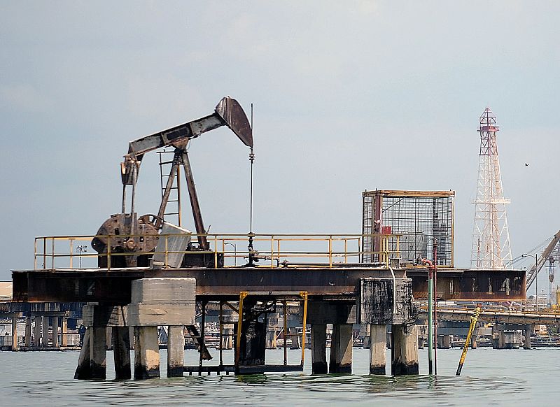 El precio del petróleo cae a mínimos de cinco años, por debajo de los 70 dólares el barril