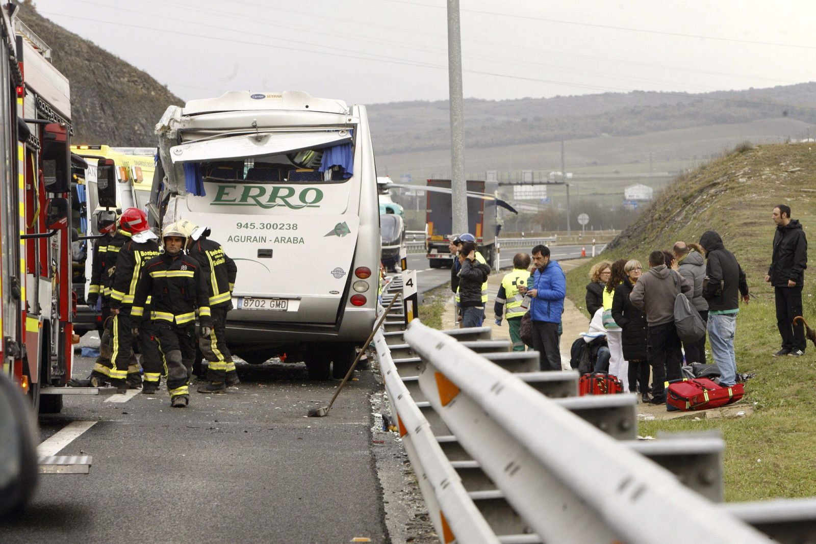 Miembros del cuerpo de Bomberos en el lugar del accidente ocurrido  en la AP-1, a la altura del municipio alavés de Arrazua-Ubarrundia.