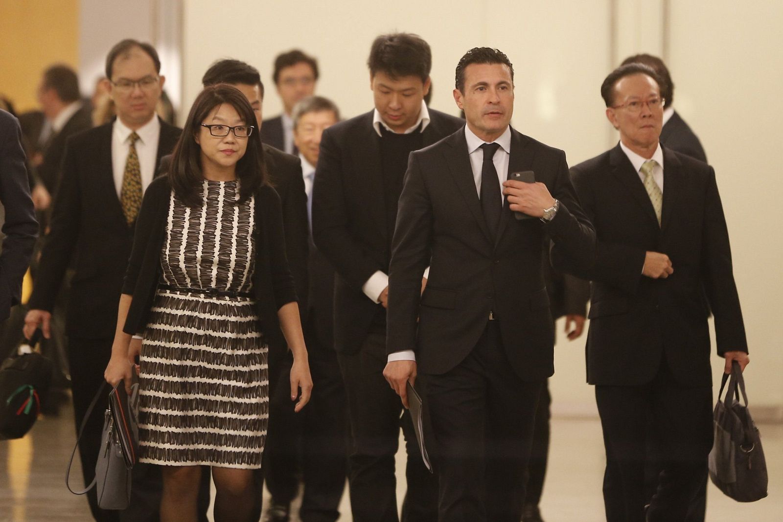 Amadeo Salvo (c) junto a Lay Hoon Chan (i), miembro del Consejo de Administración de Meriton.