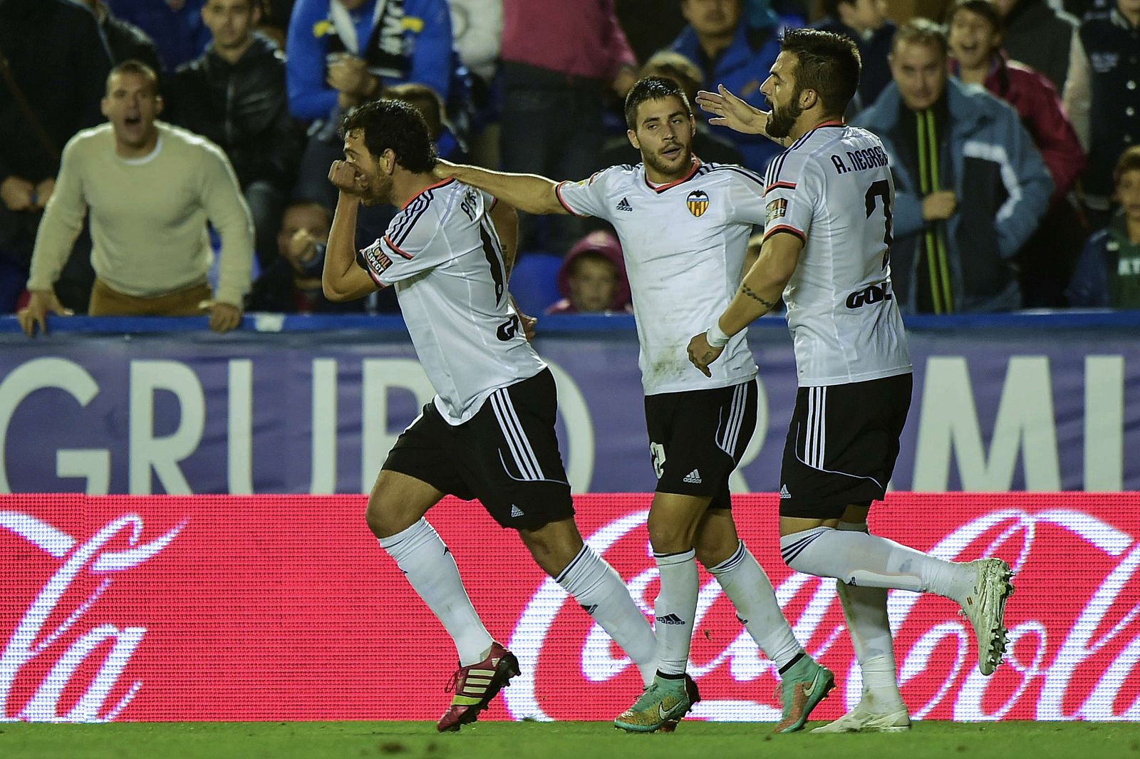Los jugadores del Valencia celebran un gol
