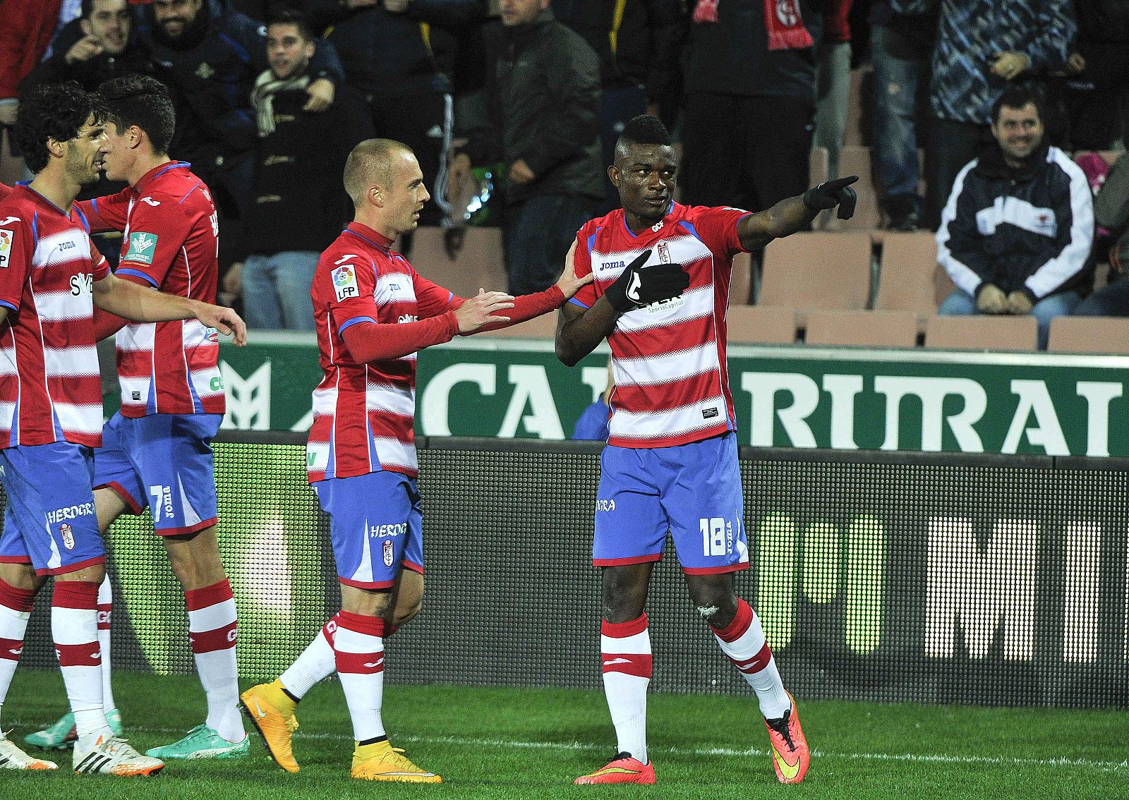 El delantero colombiano del Granada CF Jhon Córdoba (d) celebra su gol.