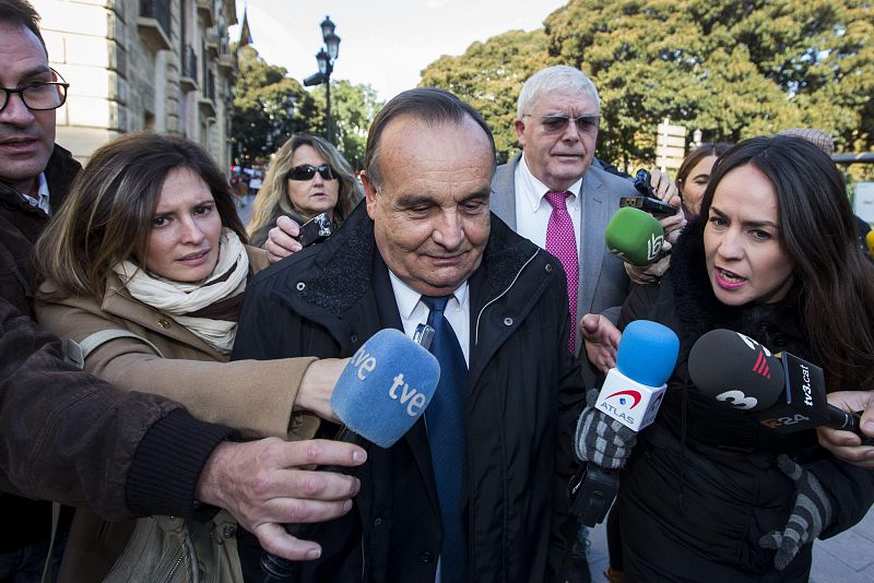 Exdirectivos de Canal 9 apuntan a García como responsable del contrato del viaje del papa