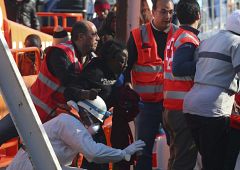 Una treintena de inmigrantes rescatados alertan de que varios compañeros murieron