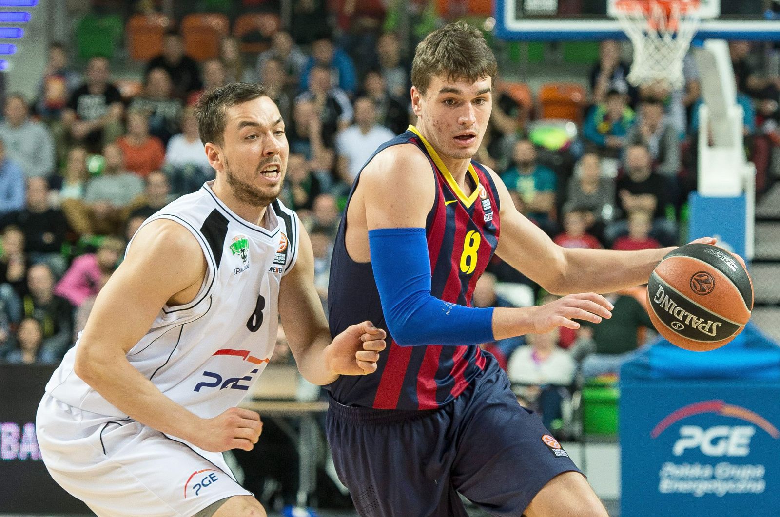 Mario Hezonja trata de superar al jugador del Turow Zgorzelec Michal Chylinski durante el partido.