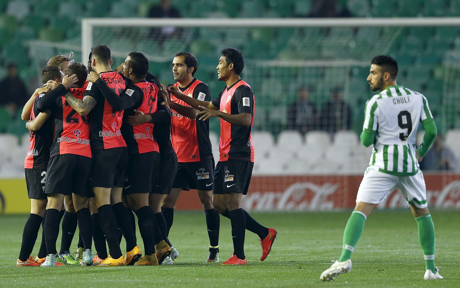 Los jugadores del Almeria celebran el primer gol del equipo almeriense.