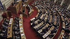Grecia aprueba sus presupuestos para 2015 sin incluir las condiciones de la troika