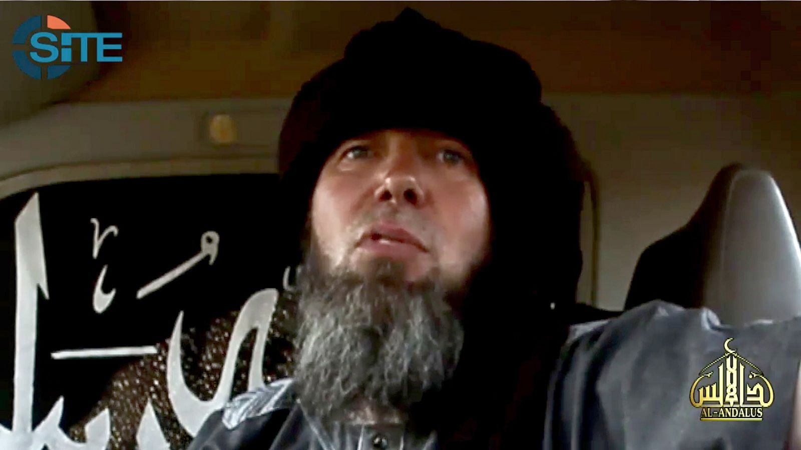 Imagen de un vídeo de la página web SITE en la que se muestra al rehén francés Serge Lazarevic en manos de AQMI