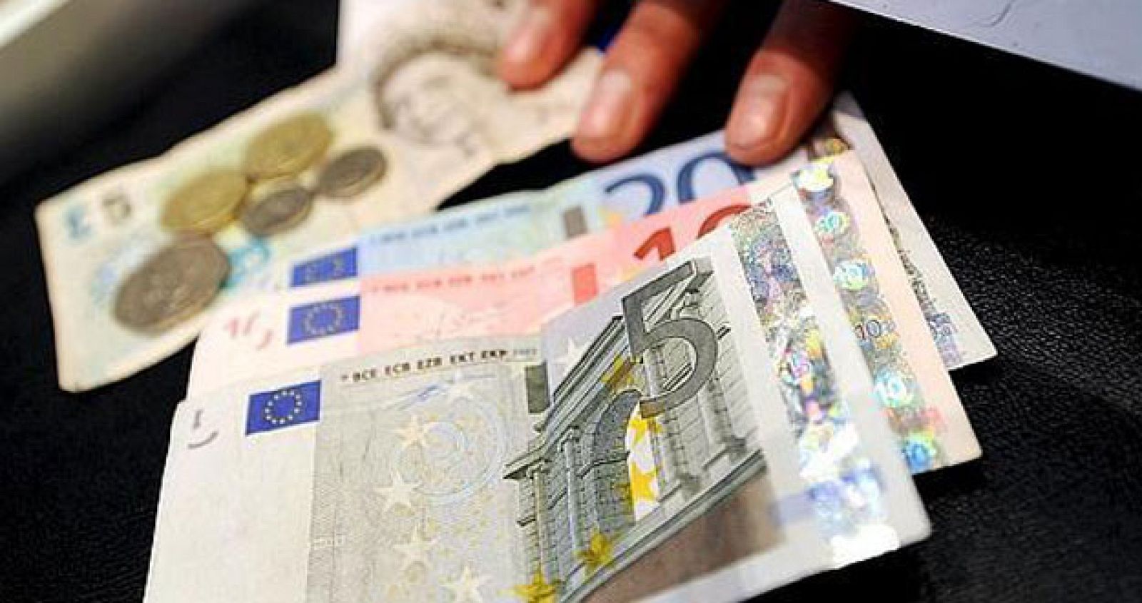 Entrega de billetes en una ventanilla