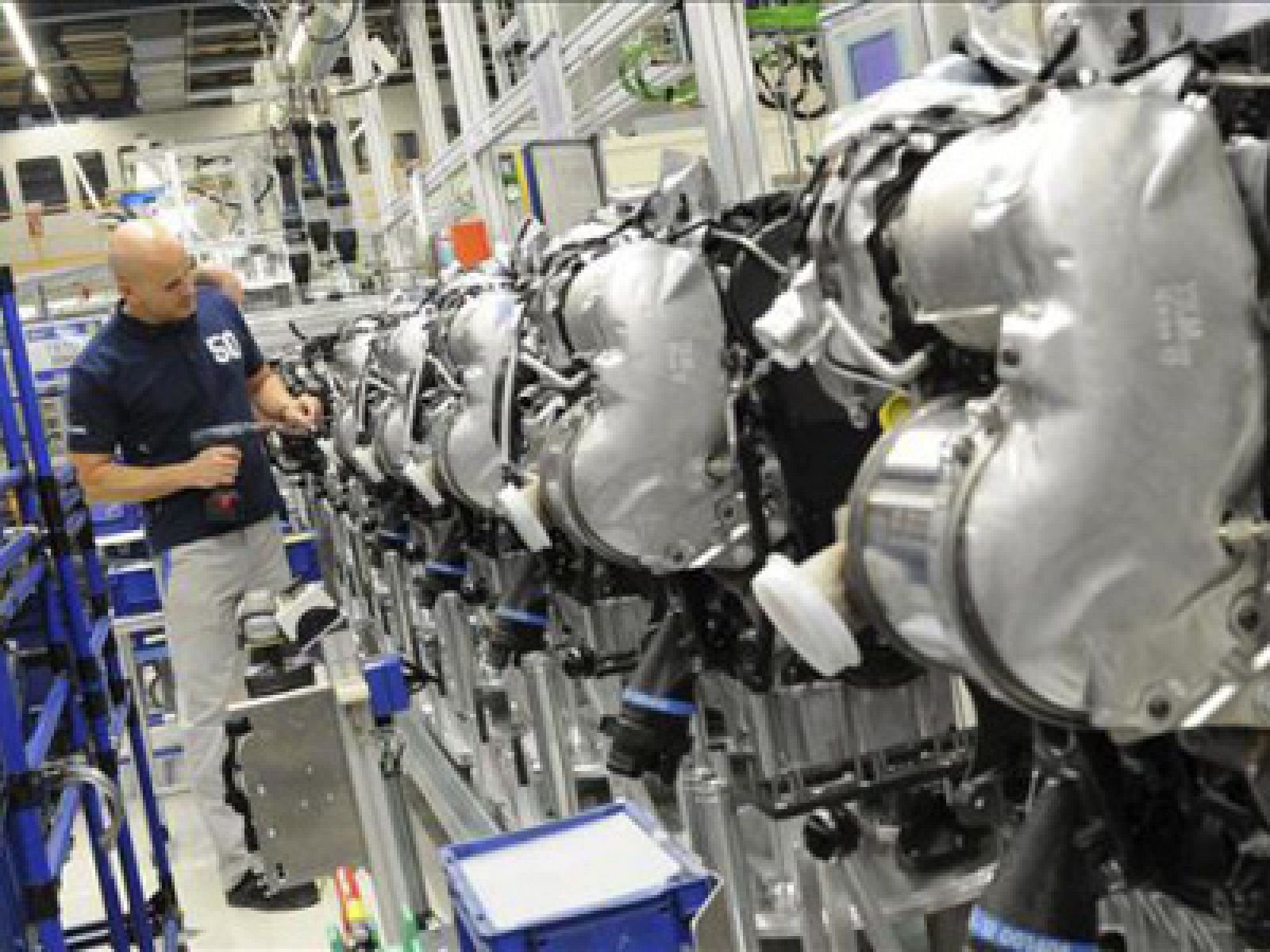 Detalle de cadena de montaje en una fábrica de automoción