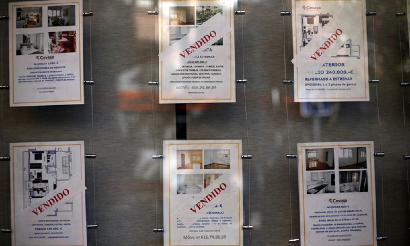 Carteles de pisos vendidos en una inmobiliaria en Madrid