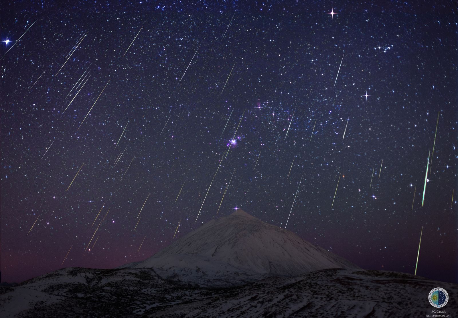 Composición de la lluvia de estrellas fugaces Gemínidas sobre el Teide en 2013.