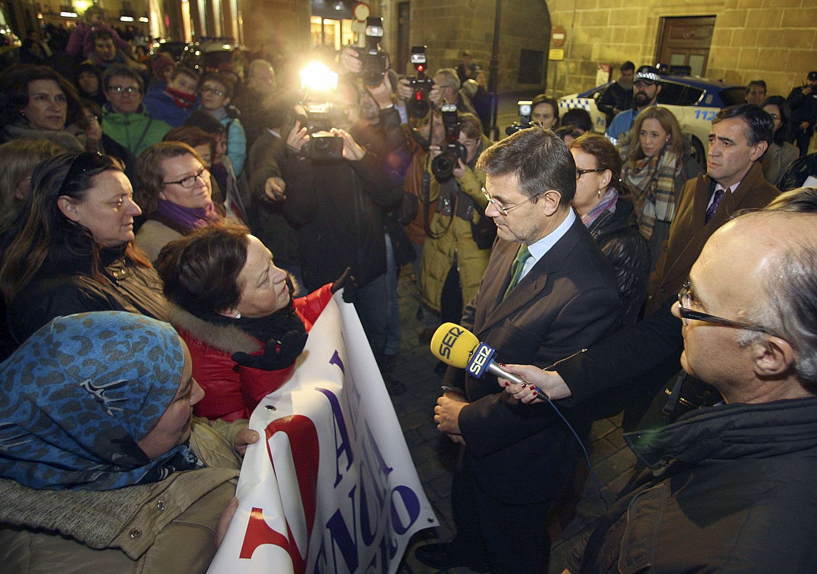 Catalá atiende a varias personas concentradas en Soria contra la violencia de género
