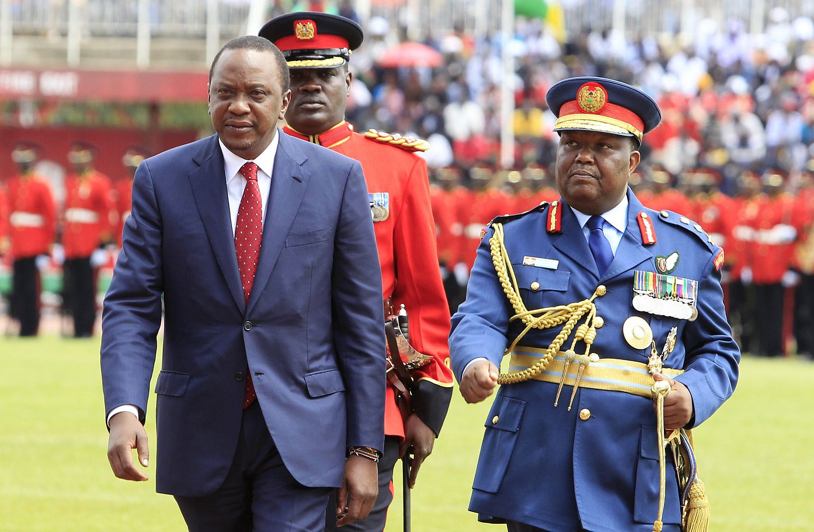 El presidente de Kenia, Uhuru Kenyatta (izquierda), en un desfile militar el pasado 12 de diciembre, en la celebración del Día de la Independencia.