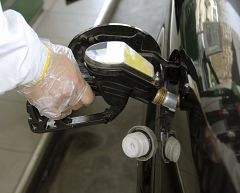 Las grandes petroleras dicen que trasladan la bajada internacional de los precios al surtidor