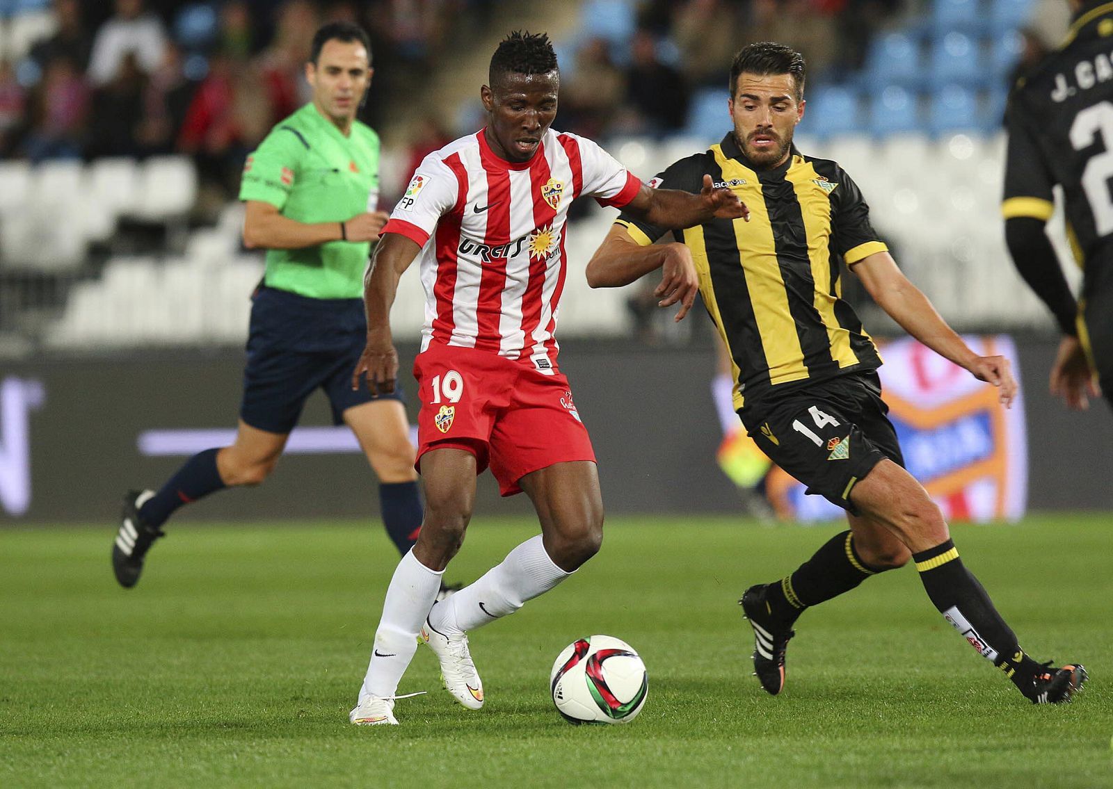 El centrocampista del Betis Xavi Torres (d) disputa un balon con Jonathan Sundy Zongo.