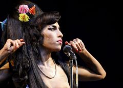Amy Winehouse le da un puñetazo a un fan que quiso cogerle el pelo