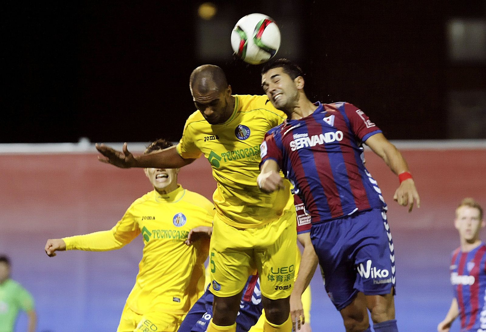 Naldo Gomez (i) lucha un balón con el delantero del Eibar Ángel Rodríguez (d) durante el partido.