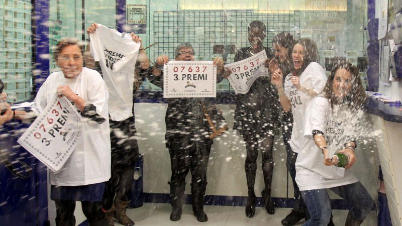 El tercer premio de la lotería de Navidad, el 7.637, cae íntegramente en L'Hospitalet de Llobregat