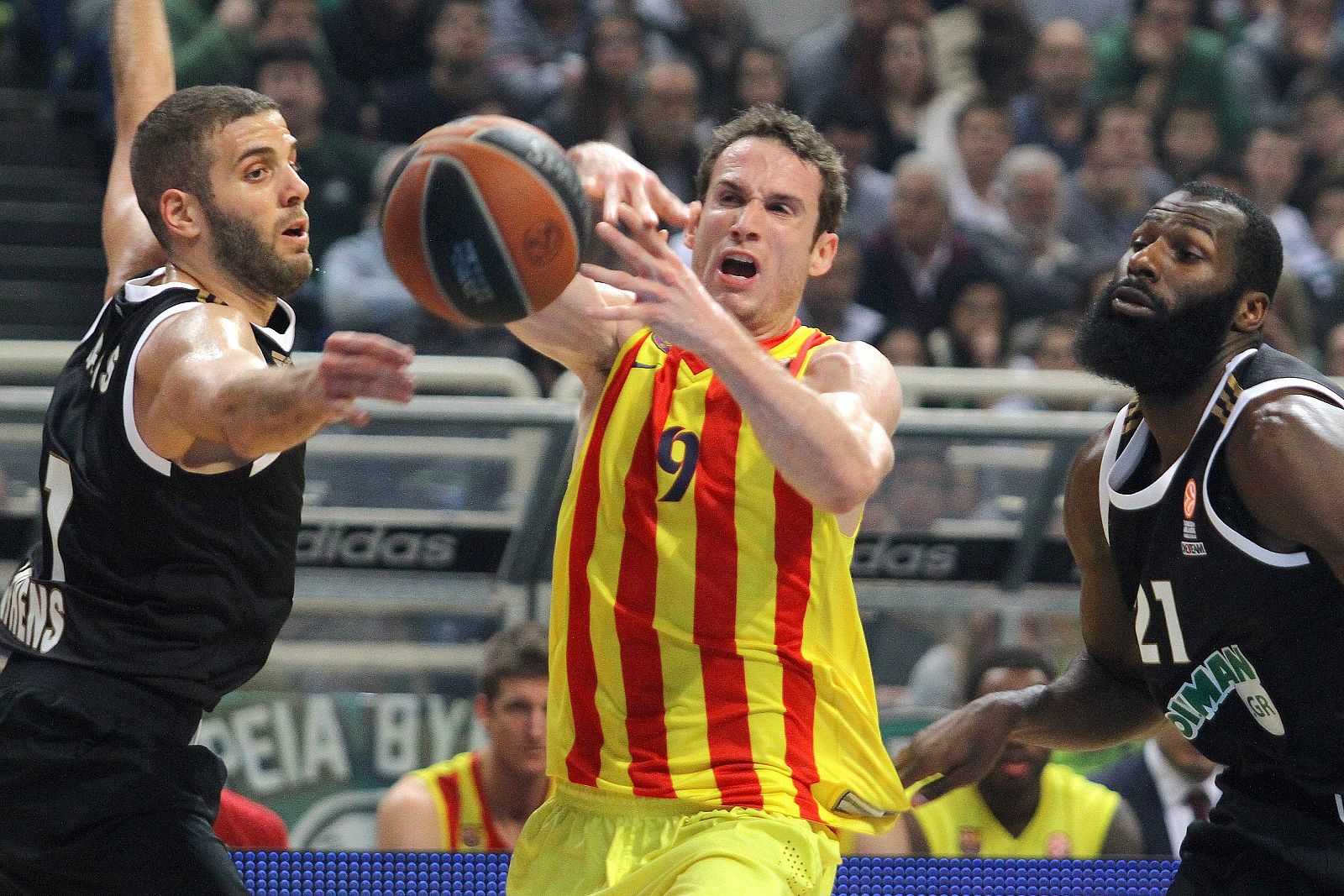 Imagen del base del FC Barcelona Marcelinho Huertas durante el partido.