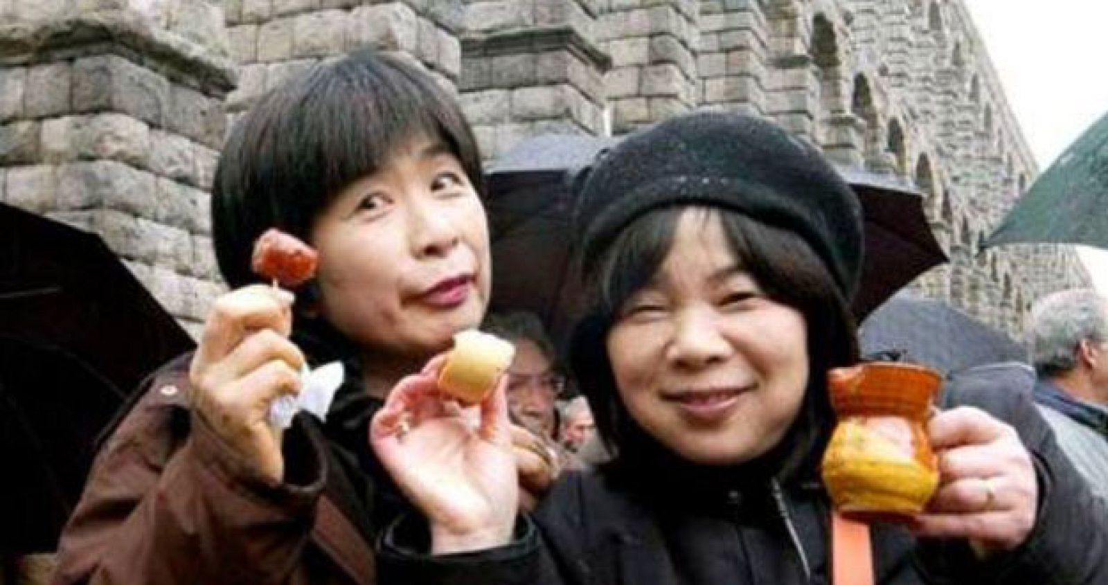 Dos turistas japonesas junto al Acueducto de Segovia